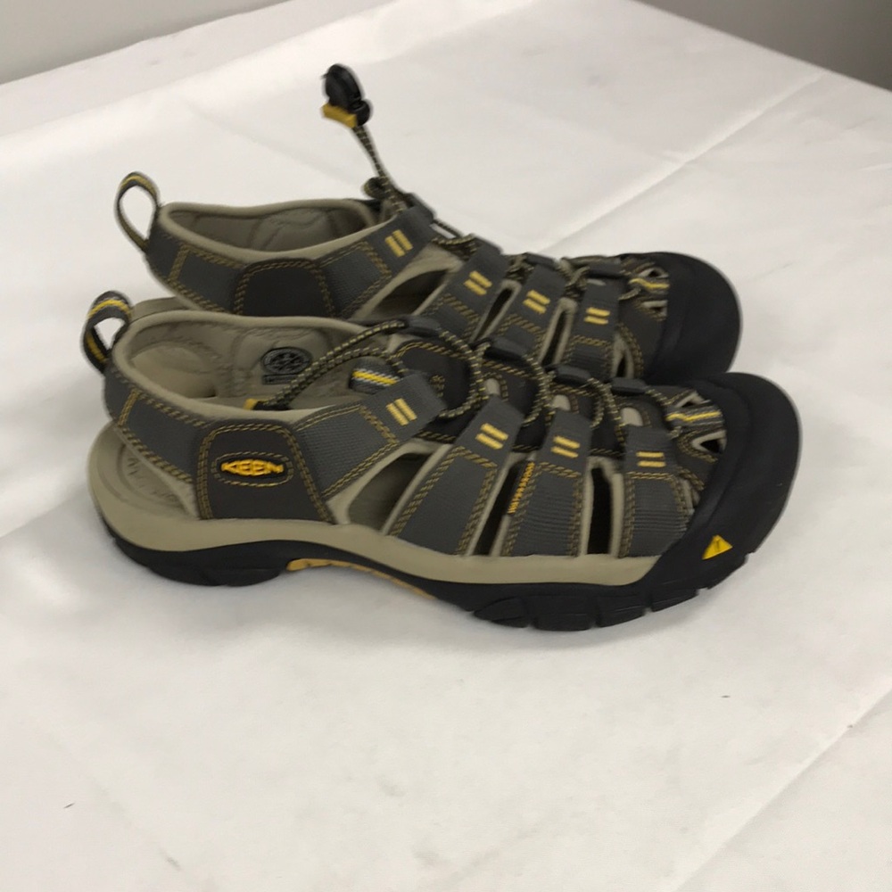 KEEN Mens Newport H2 Closed Toe Water Sandals  size 9 US